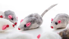 JK Animals Malé myšky, 12 ks, chlpatá hračka pre mačky z pravej králičej kožušiny 4,5 cm